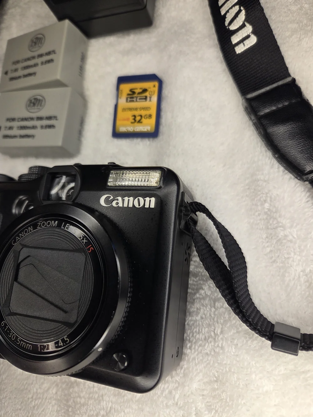 Canon PowerShot G10 Black Compact Digital Camera with Accessories